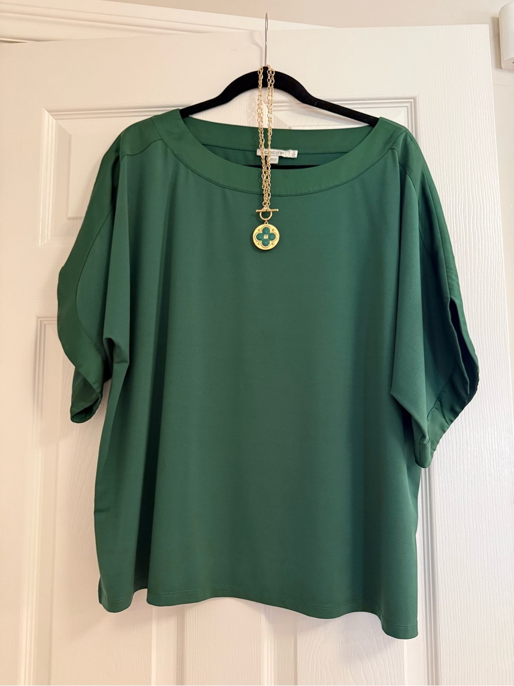 Chico's Emerald Green Short-Sleeve Tunic Top and Clover Green Gold Necklace - Picture 2 of 3